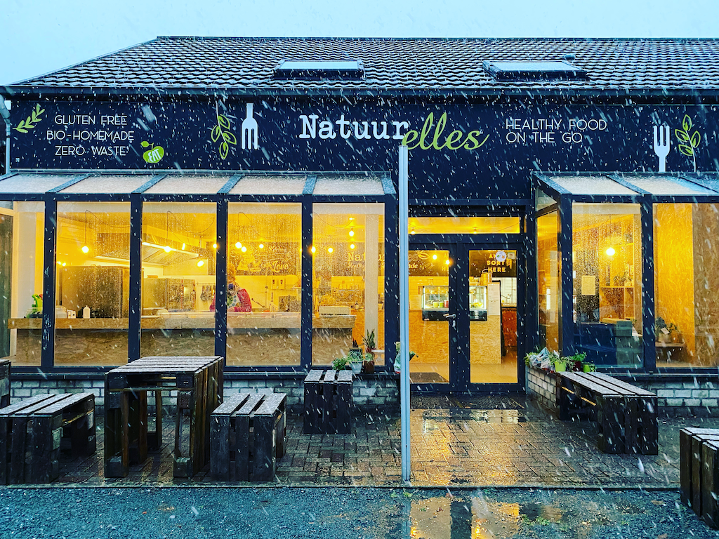 façade Nature lessons in the snow voorgevel Natuurelles in de sneeuw