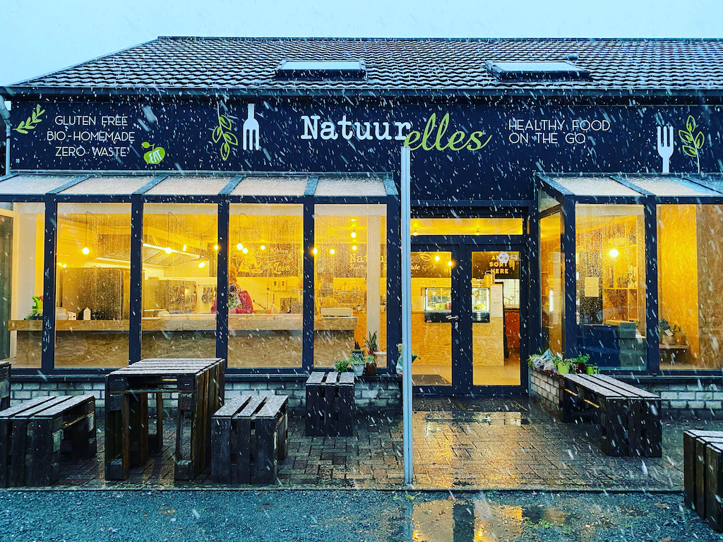 voorgevel Natuurelles in de sneeuw